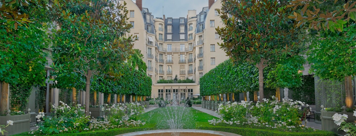 Außenfassade eines Grandhotels mit Gartenanlage.