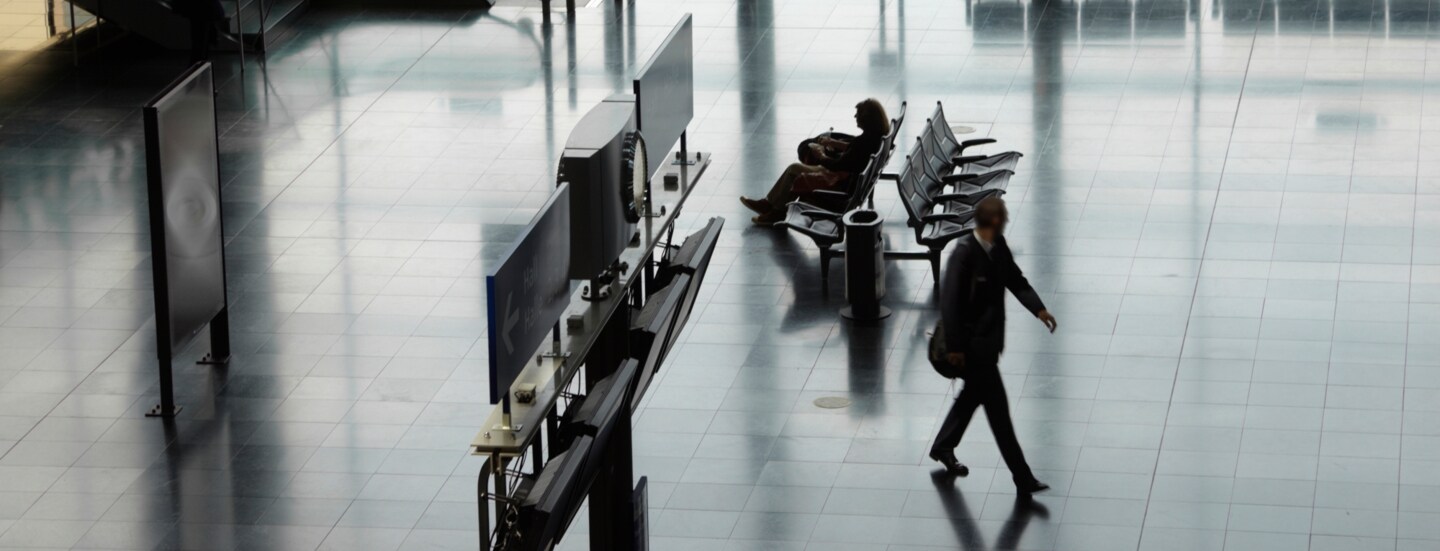 Aufnahme einer Wartehalle mit zwei Reisenden im EuroAirport Basel-Mulhouse-Freiburg.