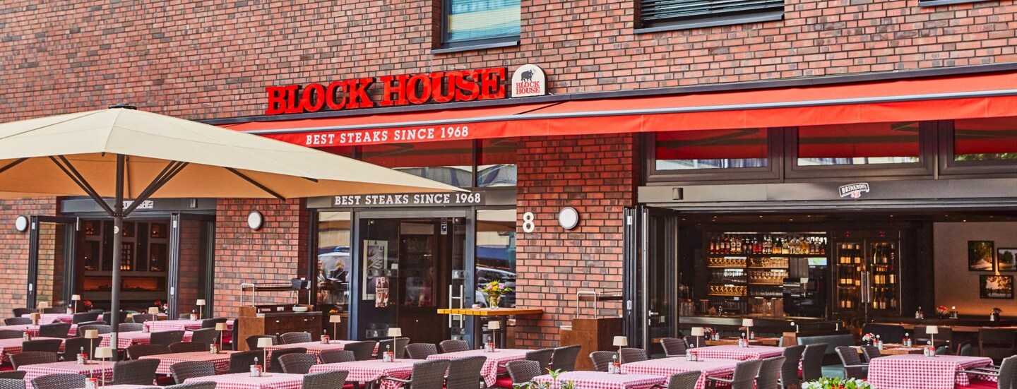 Block House Filiale in einem Backsteingebäude mit Außengastronomie.