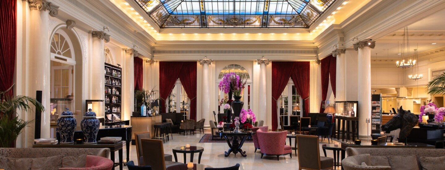 Elegante Hotellobby mit Glasdecke im Jugendstil.
