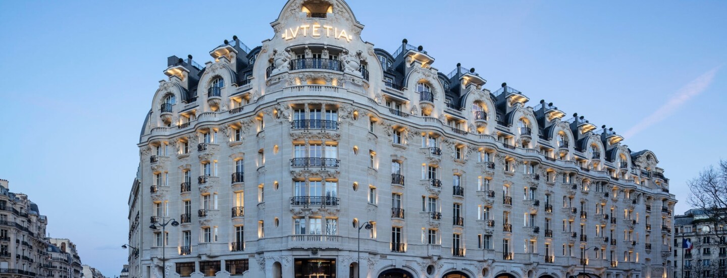 Fassade des Hotels Lutetia in Paris bei Dämmerung.