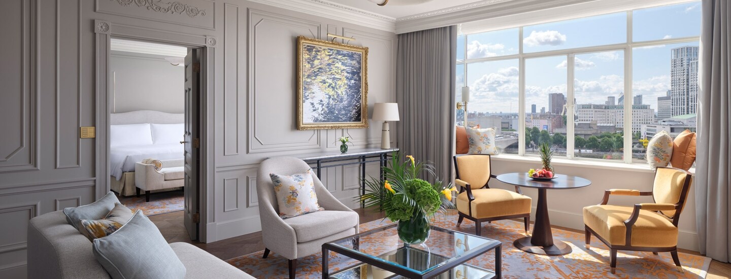Luxuriöse Hotelsuite mit Panoramablick in London.