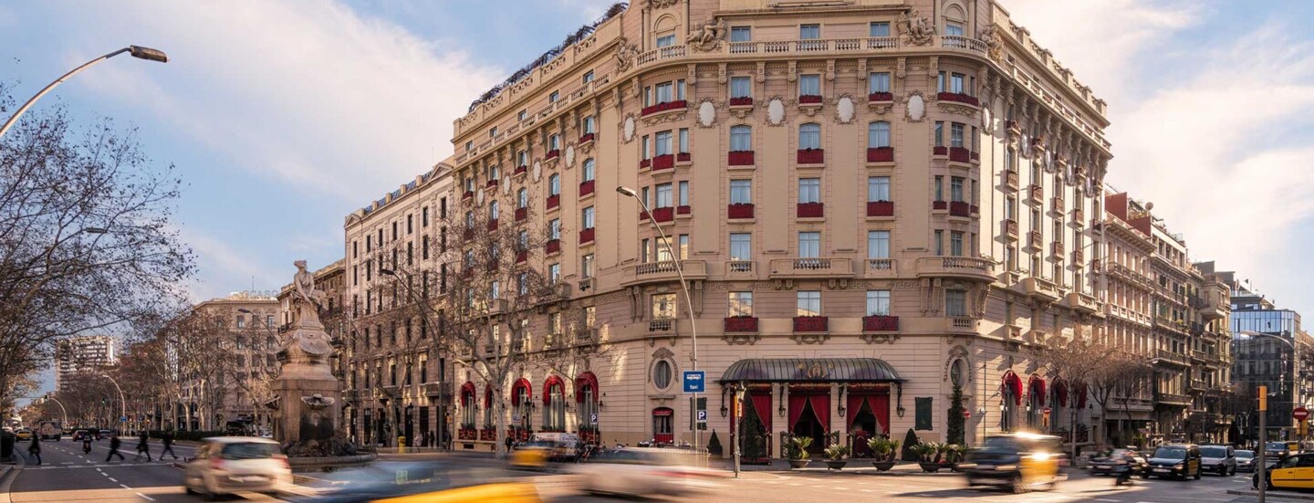 Außenfassade eines luxuriösen Grandhotels an einer Straßenkreuzung in Innenstadtlage.