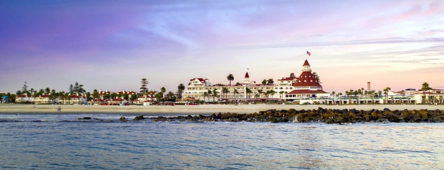 Panorama Hotelkomplex im viktorianischen Stil am Strand vom Meer aus.