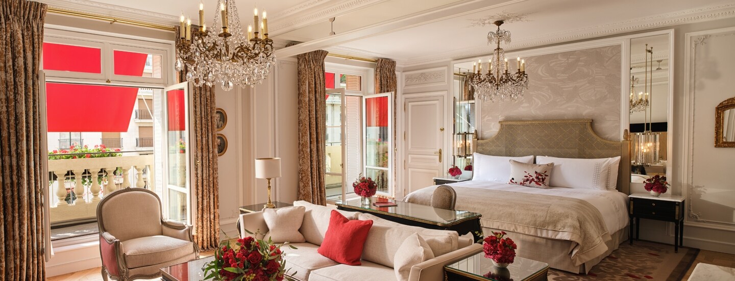 Luxuriöse Hotelsuite mit Kronleuchtern und Balkon in Innenstadtlage.