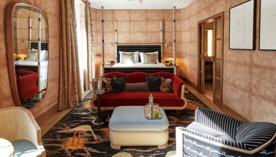 Eine luxuriöse Hotelsuite im Art-Déco-Stil in satten Farben und vielen opulenten Details.