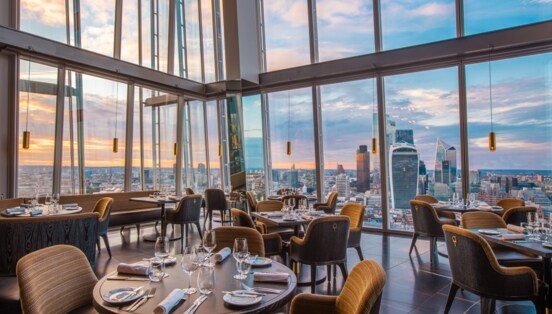 Modernes Restaurant mit Glasfassade und Panoramablick auf die Skyline Londons