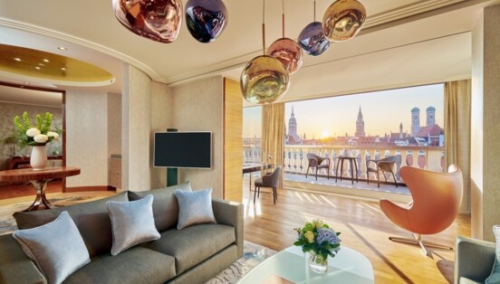 Elegantes Wohnzimmer einer Hotelsuite mit Dachterrasse in der Münchener Altstadt.