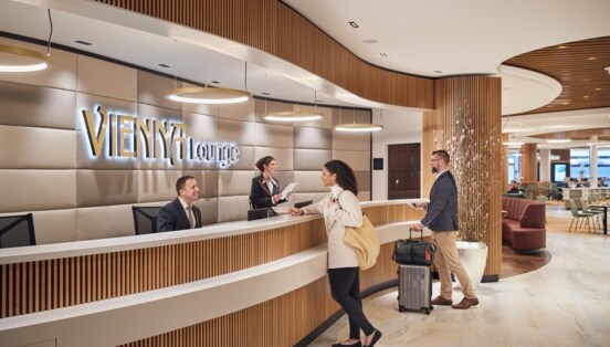 Personen am Empfang einer modernen Vienna Flughafenlounge.