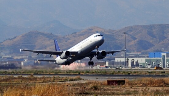 Flugzeug, das am Flughafen Málaga startet.