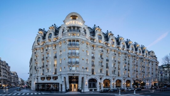Fassade des Hotels Lutetia in Paris bei Dämmerung.