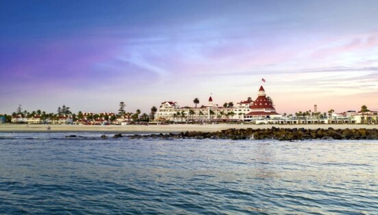Panorama Hotelkomplex im viktorianischen Stil am Strand vom Meer aus.
