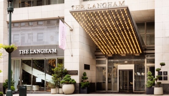 Auenfassade mit Eingangsbereich des Luxushotels The Langham.