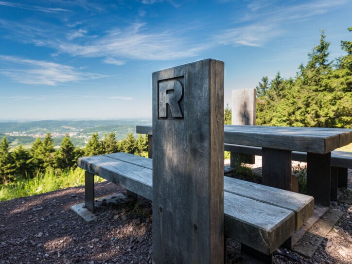 Eine Sitzgruppe am Aussichtspunkt Plänkers Aussicht im Thüringer Wald