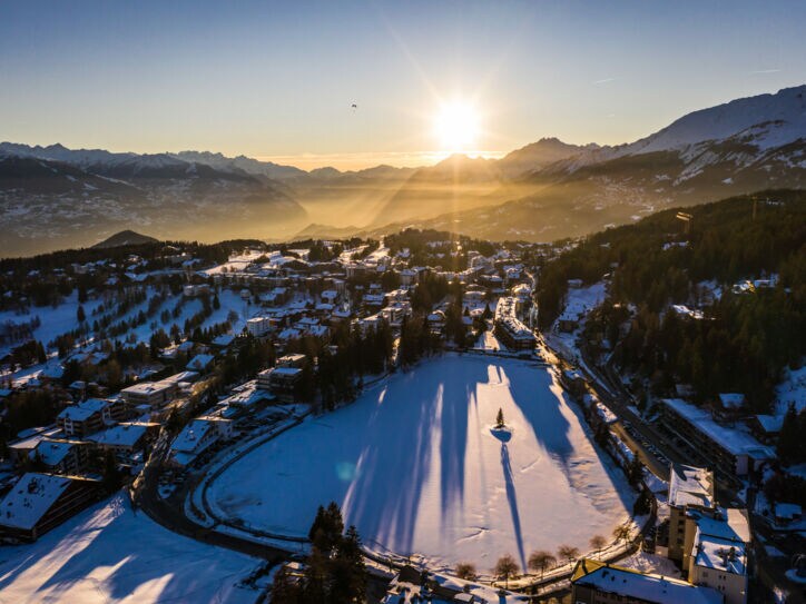 Blick auf Crans Montana im Sonnenuntergang.