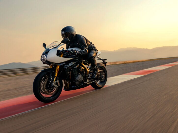 Eine Triumph Speed Triple 1200 RR fährt über eine Rennstrecke