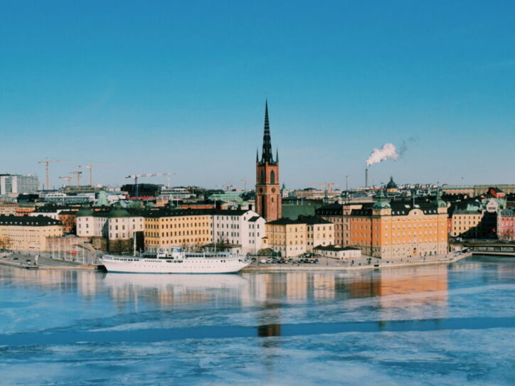 Panorama auf das Stadtbild Stockholms mit vereistem Gewässer ringsum