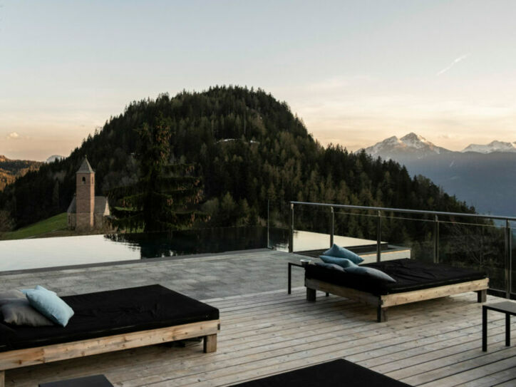 Außenbereich eines Hotels mit Liegen, Blick auf die Berge