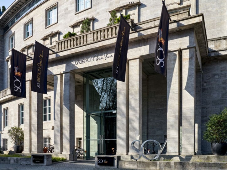 Fassade eines Hoteleingangs