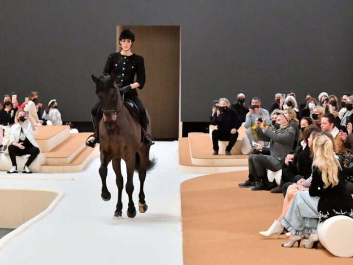 Charlotte Casiraghi reitet auf einem Pferd über den Laufsteg bei der Paris Fashion Week