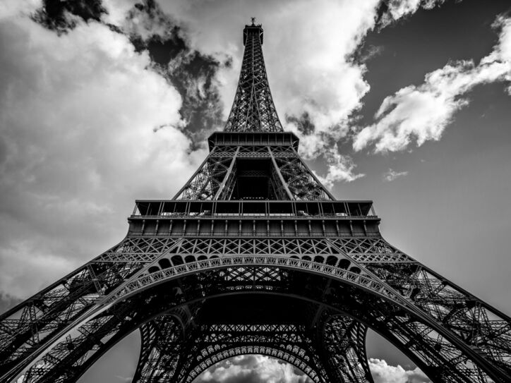 Der Eiffelturm in Paris als Schwarz-Weiß-Fotografie aus der Froschperspektive