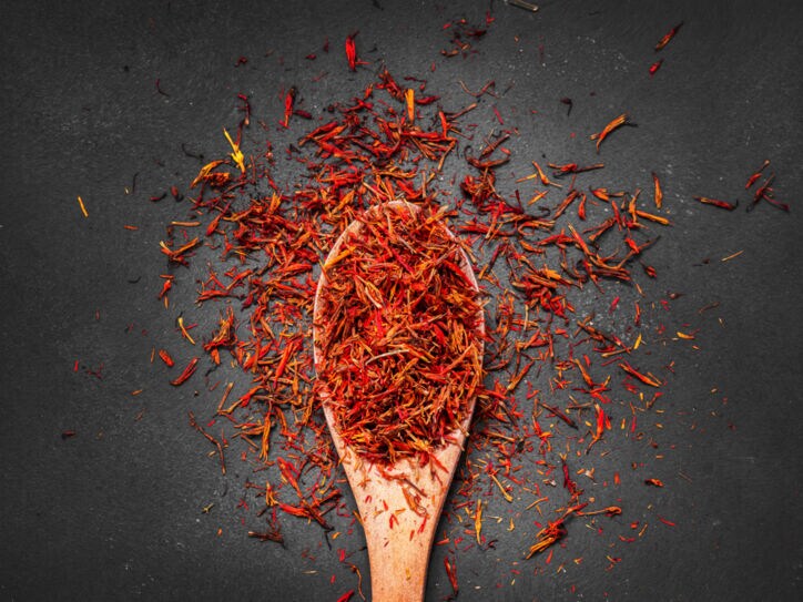 Getrocknete Safranfäden auf einem Holzlöffel