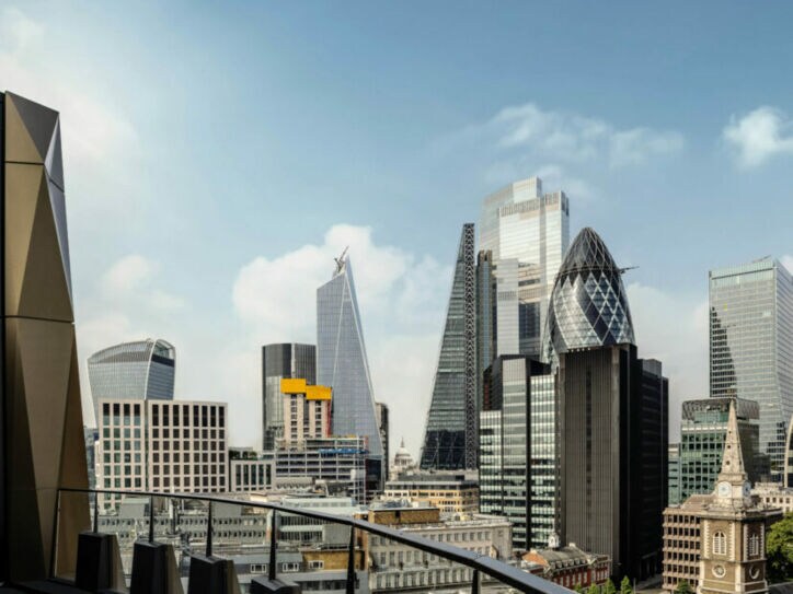 Blick vom Balkon auf eine Stadt mit vielen Hochhäusern
