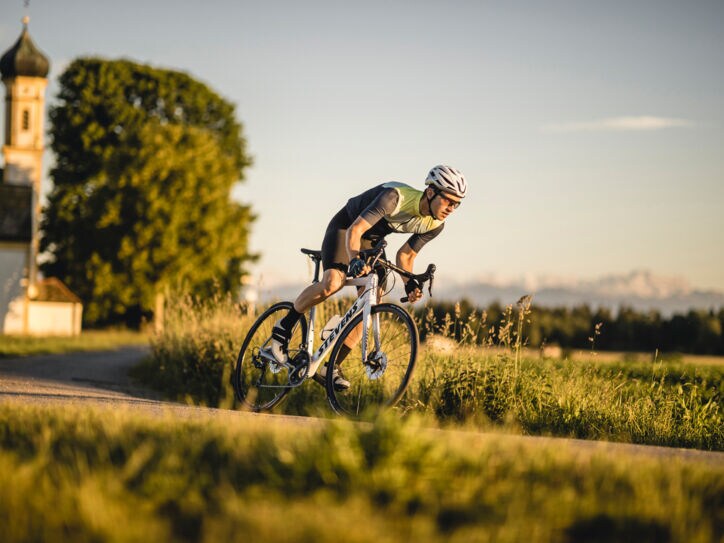 Ein Radfahrer auf einem Rennrad