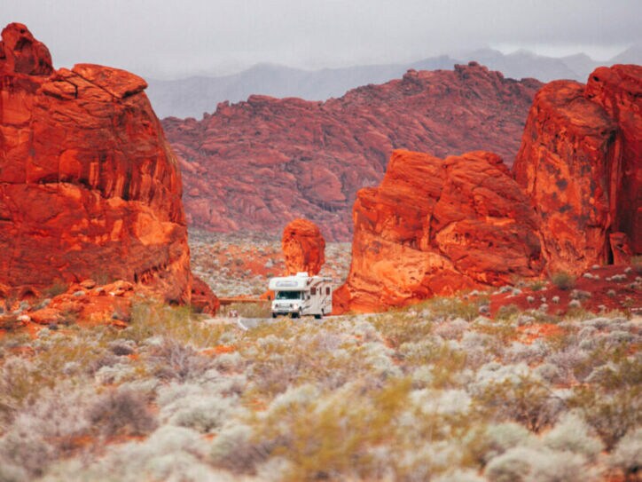 Ein Campervan fährt durch das Valley of Fire in Nevada