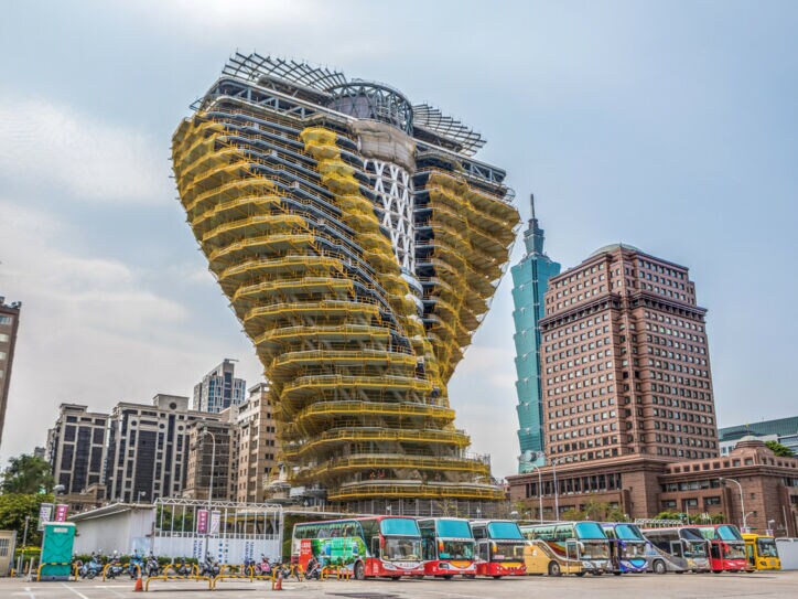 Ein großes Gebäude in einer Stadt