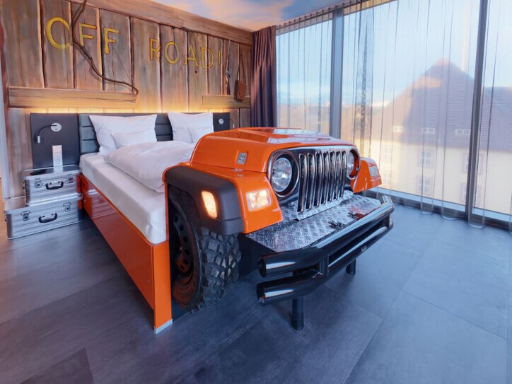 Hotelzimmer im Hotel V8 mit der Front eines Pickuptrucks als Bettende.