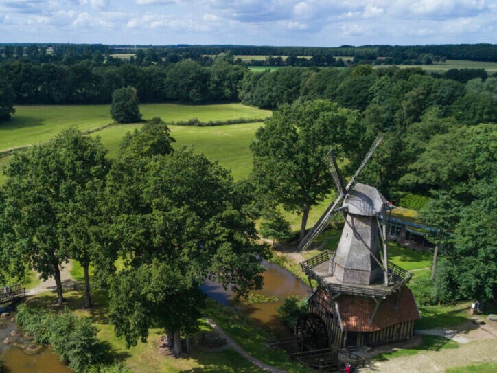 Luftaufnahme der Hüvener Mühle und Umgebung.