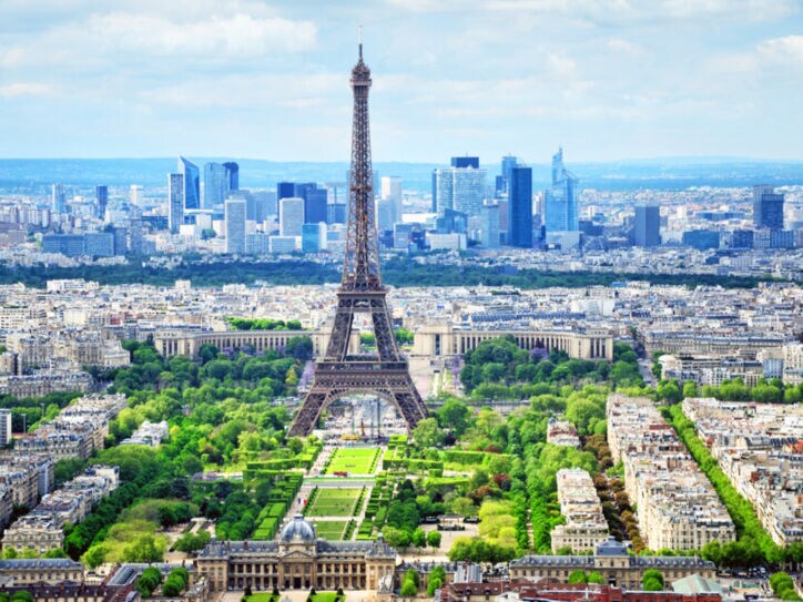 Der Eiffelturm in Paris aus der Vogelperspektive.