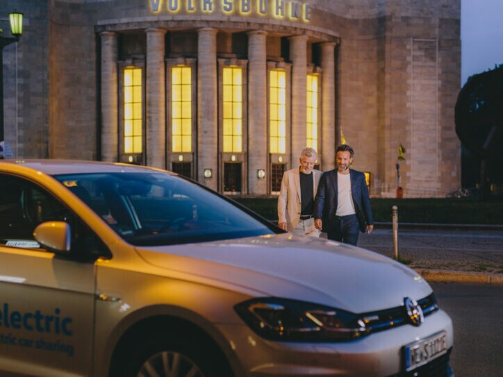 Ein Auto von WeShare vor der Berliner Volksbühne.