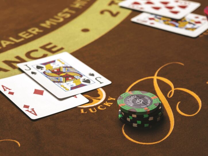 Pokerkarten und Pokerchips auf einem Spieltisch.