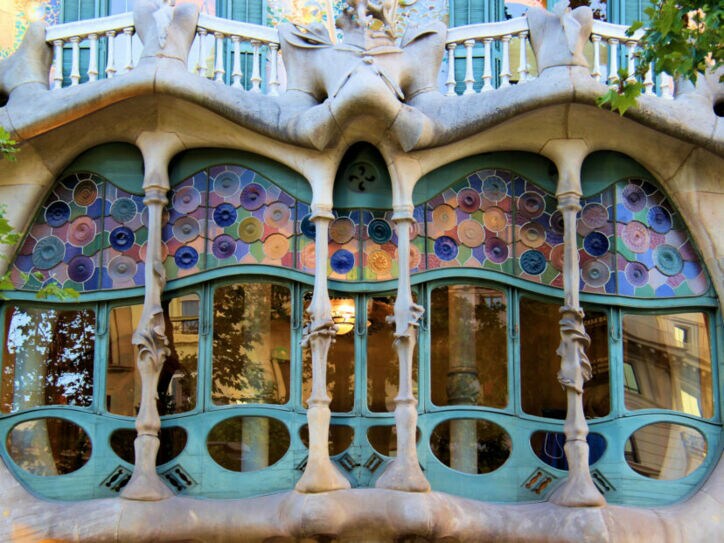 Außenansicht eines geschwungenen Fensters der Casa Battló