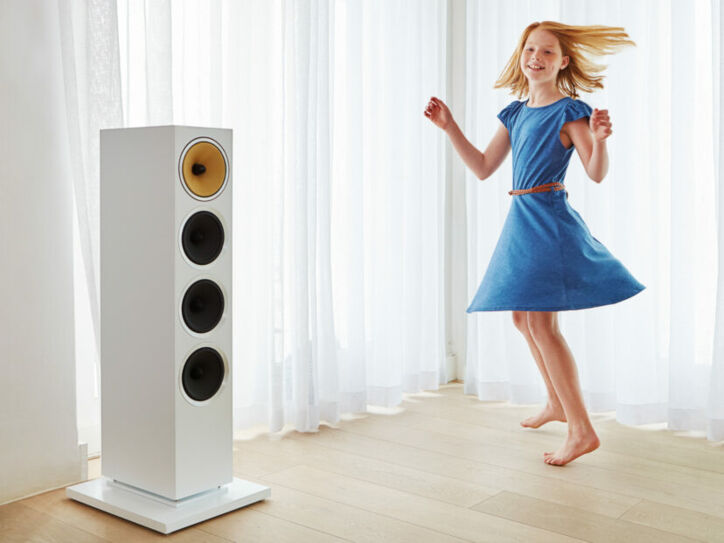 Ein Mädchen tanzt vor einem Standlautsprecher