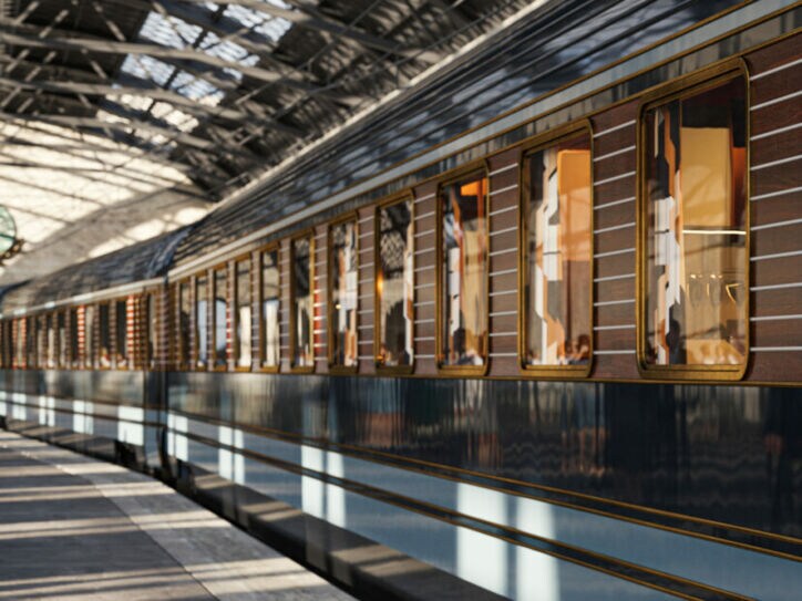 Ein altmodischer Zug in einer Bahnhofshalle