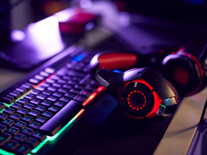 Stillleben des Computer-Gaming mit Headset auf der Tastatur liegen