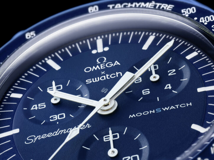 Ziffernblatt einer blauen Uhr