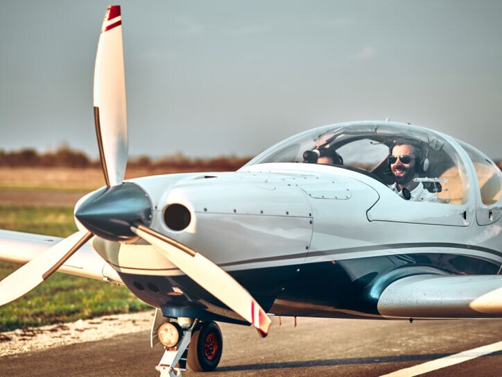 Zwei Personen in einem Ultraleichtflugzeug kurz vor dem Abflug