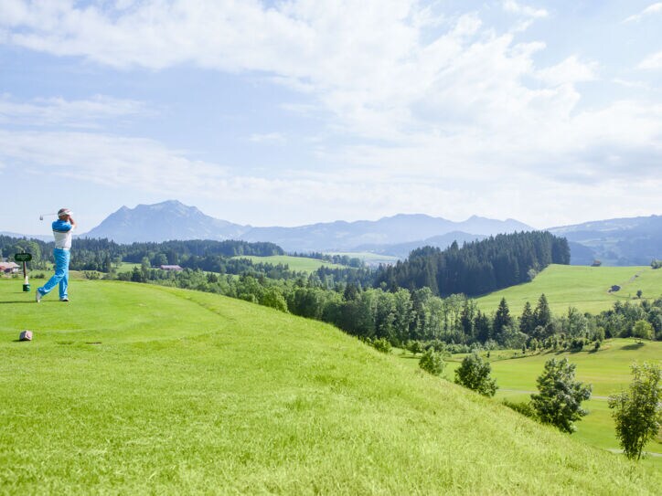 Golfspieler vor Alpenpanorama