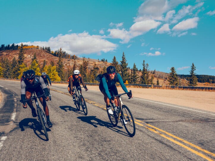 Mehrere Radfahrer auf einer Straße
