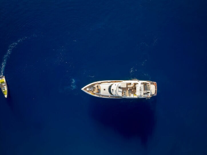Luftaufnahme einer Motorjacht
