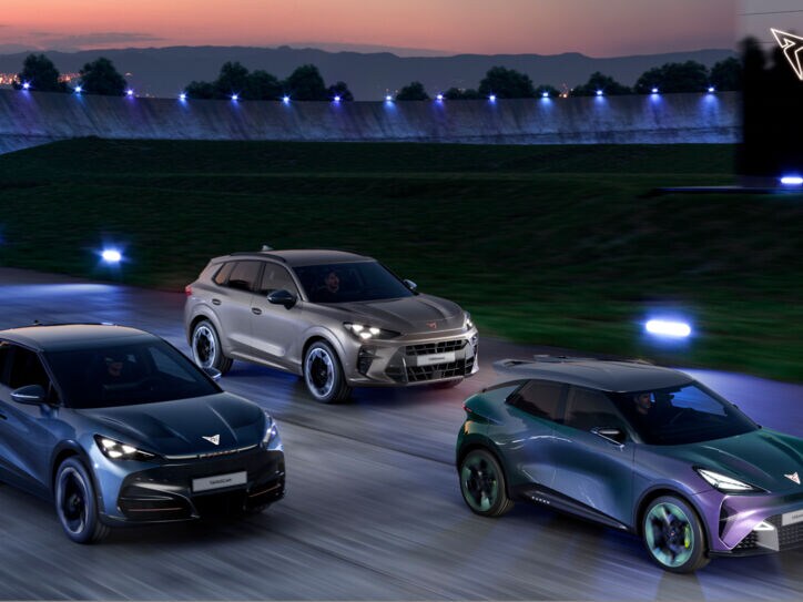 Drei Autos auf einer abendlichen Rennstrecke