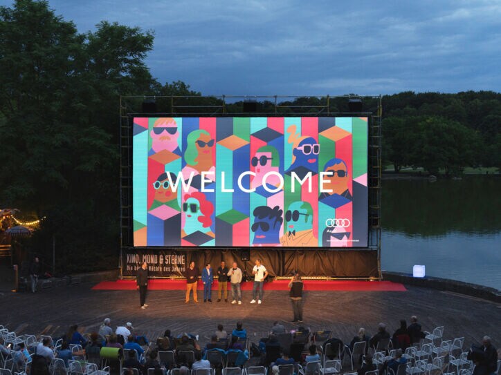 Open-Air-Kino an einem See mit Publikum