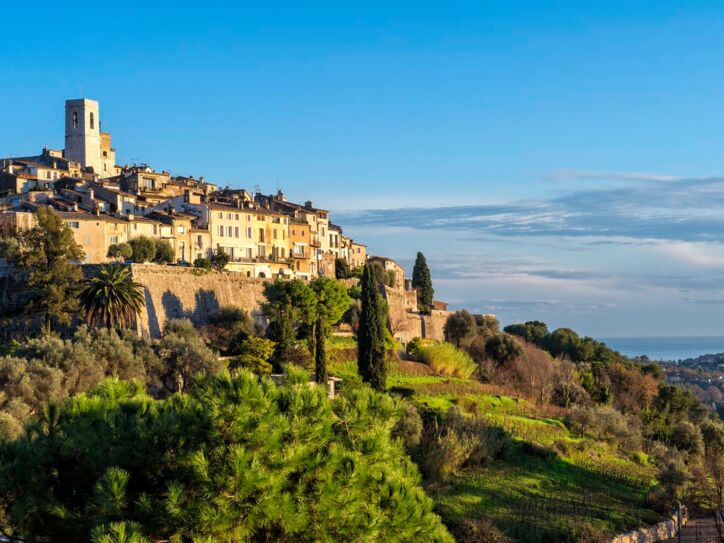 Panorama von Saint-Paul de Vence mit Mittelmeerküste im Hintergrund