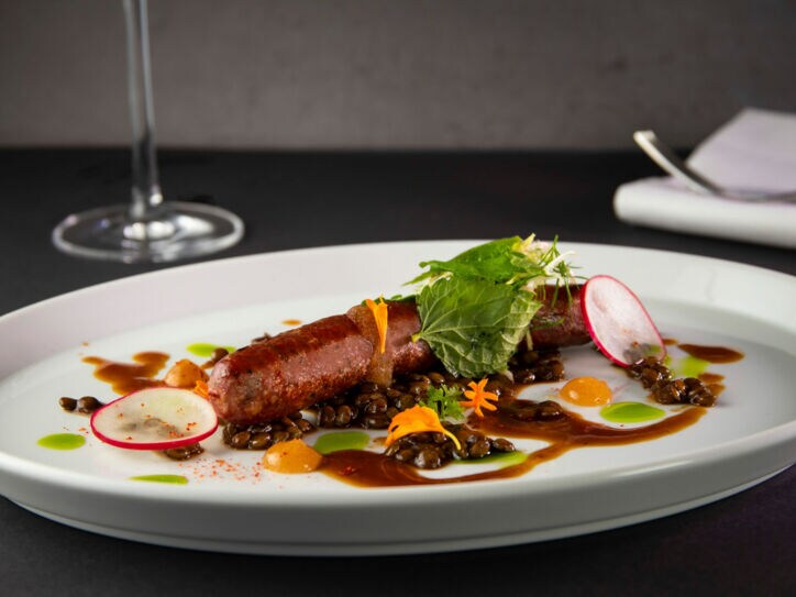 Eine Bratwurst, hübsch angerichtet auf einem Teller