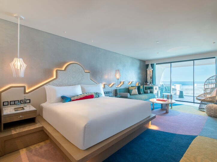 Ein modernes Hotelzimmer mit Doppelbett und Balkon