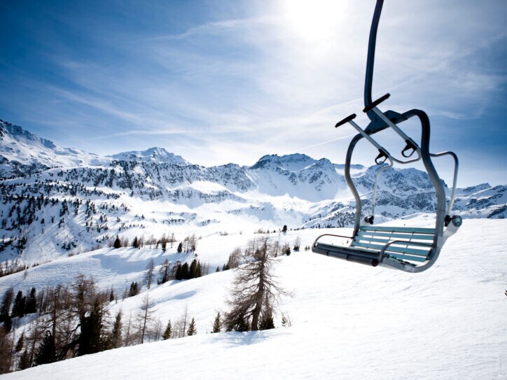 Skilift vor schneeweißer Berglandschaft